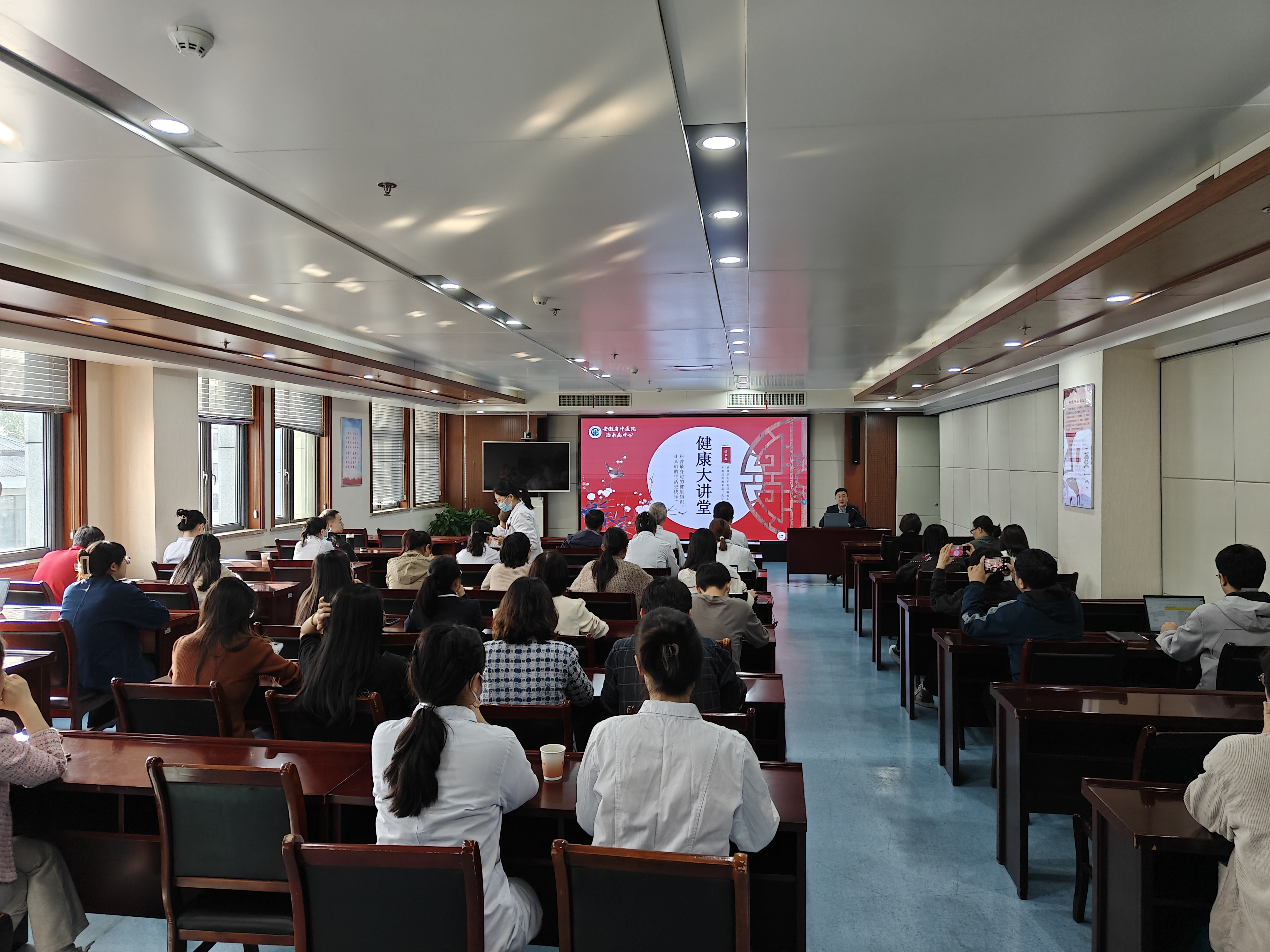 “義診暖人心，共筑健康夢”——皖投置業(yè)公司第三黨支部聯(lián)合安徽中醫(yī)藥大學(xué)第一附屬醫(yī)院治未病黨支部、皮膚科黨支部開展支部共建活動